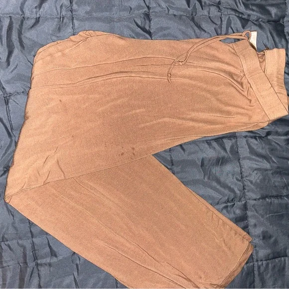 SKIMS Two-Piece Loungewear Set - Picture 3 of 5